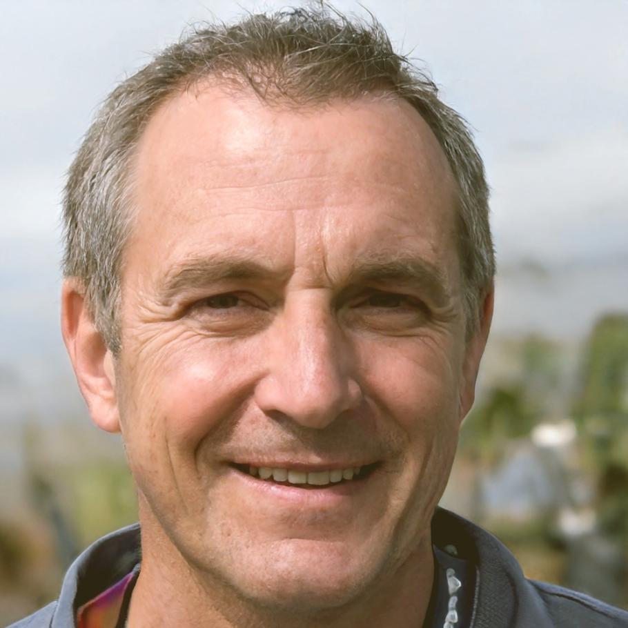 Teilnehmer arbeitet konzentriert mit SEO-Analyse-Tools