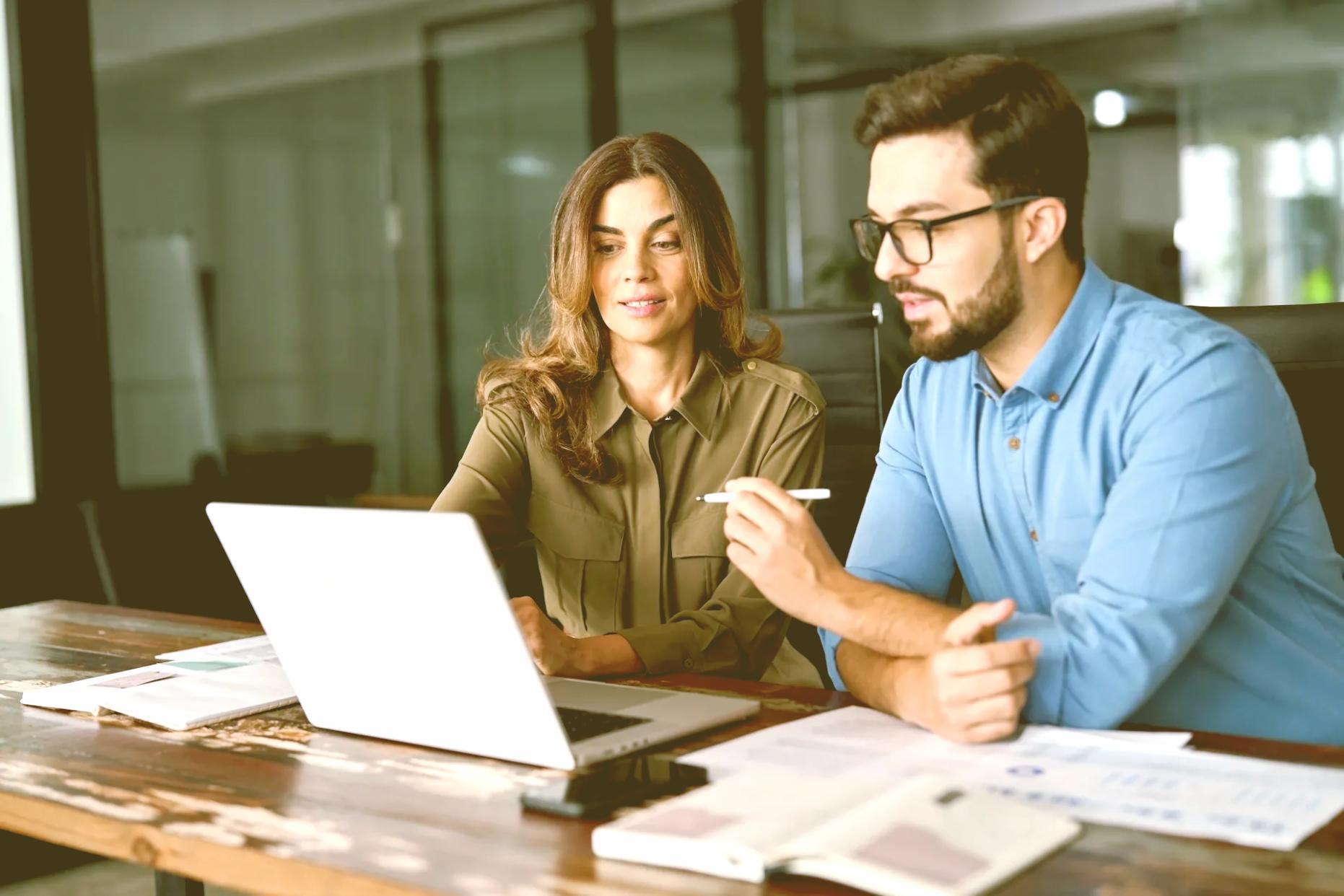 SEO-Tools auf modernem Arbeitsplatz mit Datenanalyse